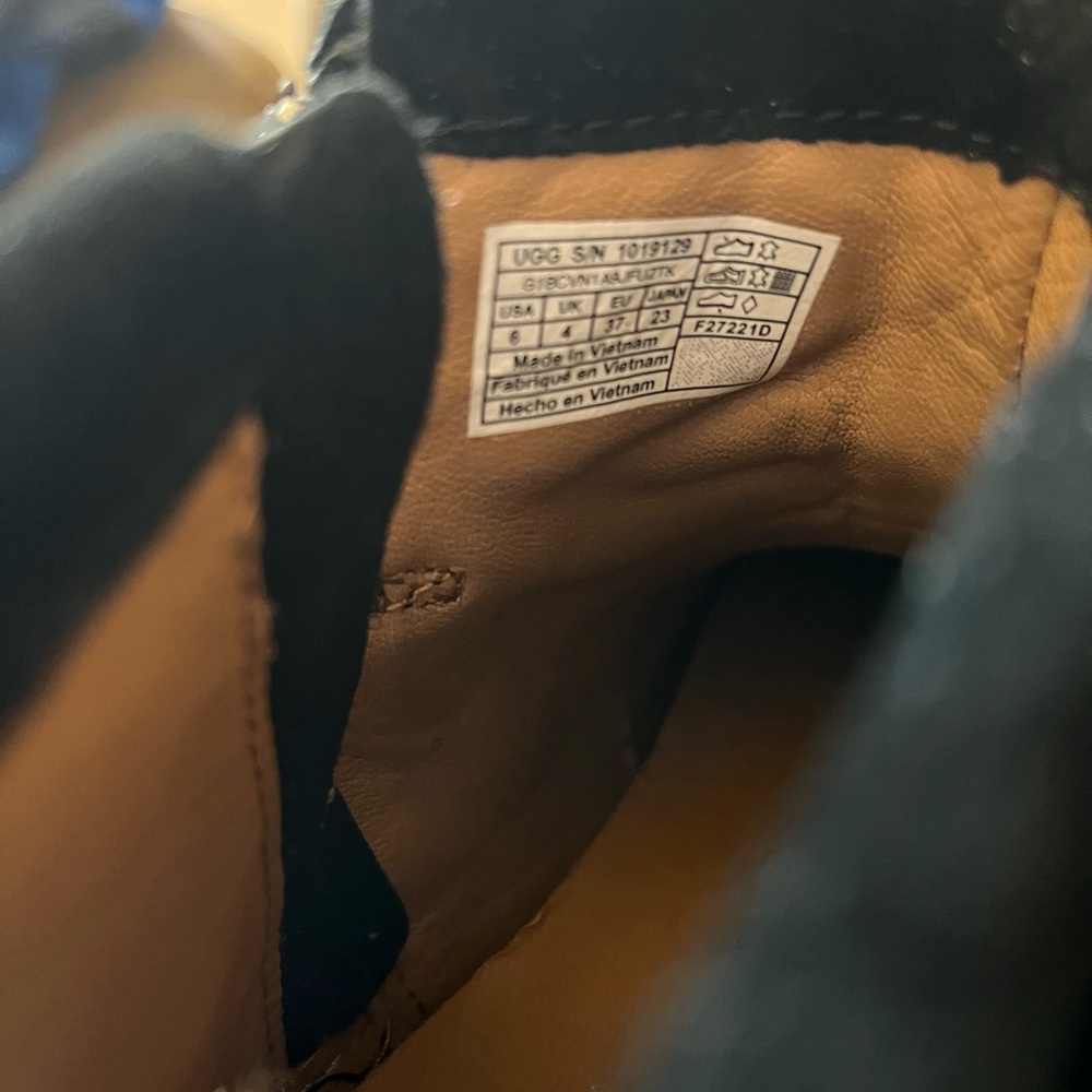 UGG Reid Boot - Picture 8 of 11